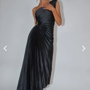 Selfie Leslie BROOKLYNN ONE-SHOULDER ACCORDION PLEAT DRESS BLACK